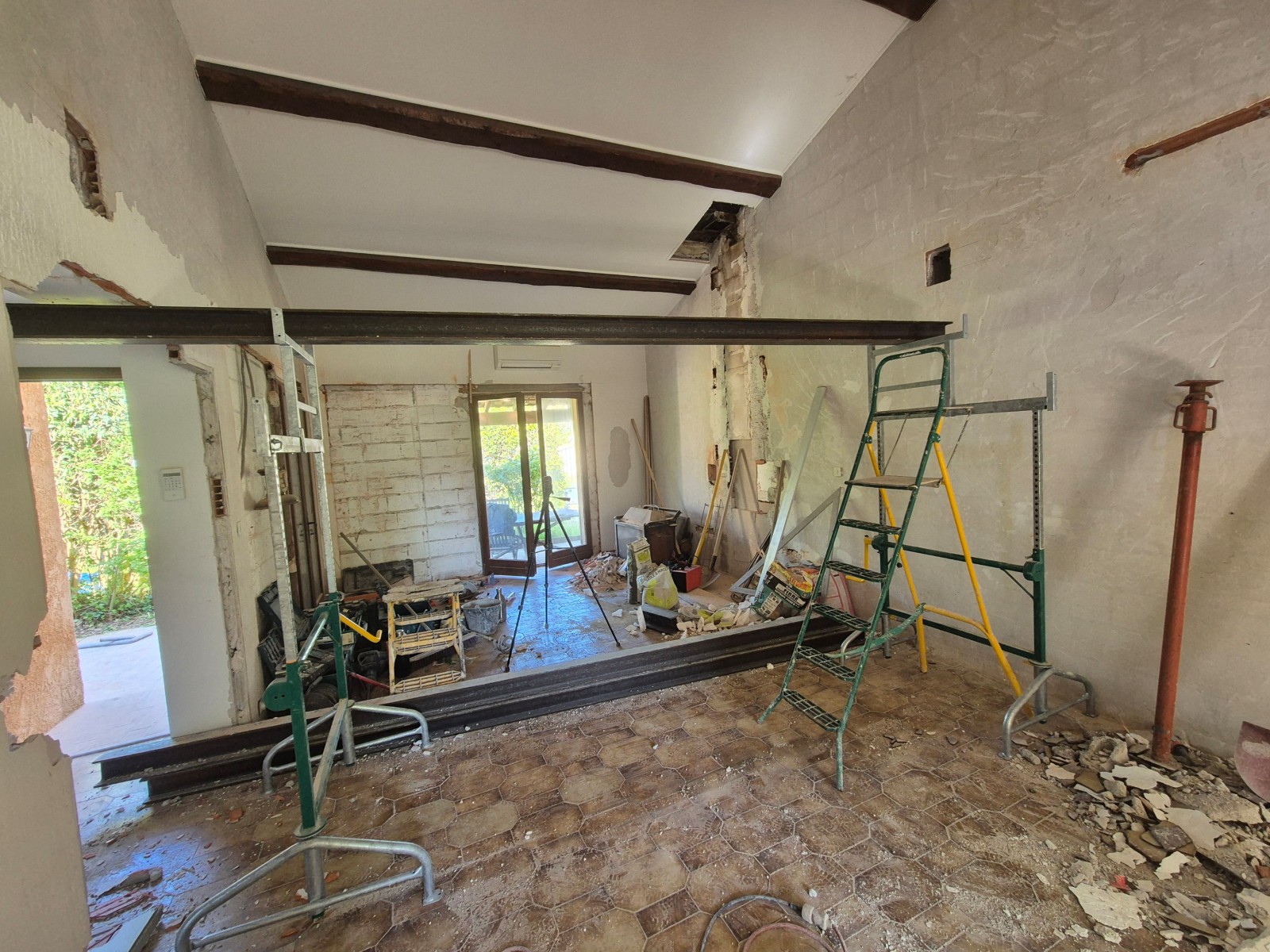 Maçonnerie de gros œuvre pour création ou transformation d'une ouverture Rousset 13790