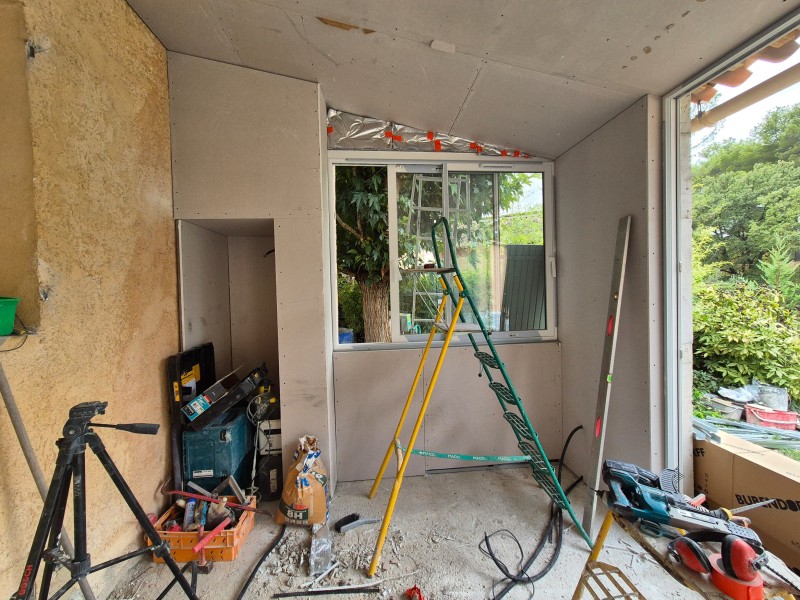 Rénovation intérieure de véranda, Meyreuil (13), faux plafond BA13, isolant mince multicouche