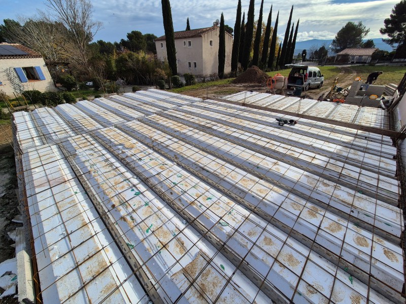 Plancher précontraint pour extension à Rousset - poutrelles, hourdis polystyrène et coulage toupie pompe