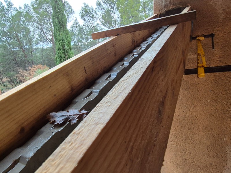 Remplacement de poutre sous toiture – Rousset (13) – poutre béton armé, étaiement, poutrelles précontraintes