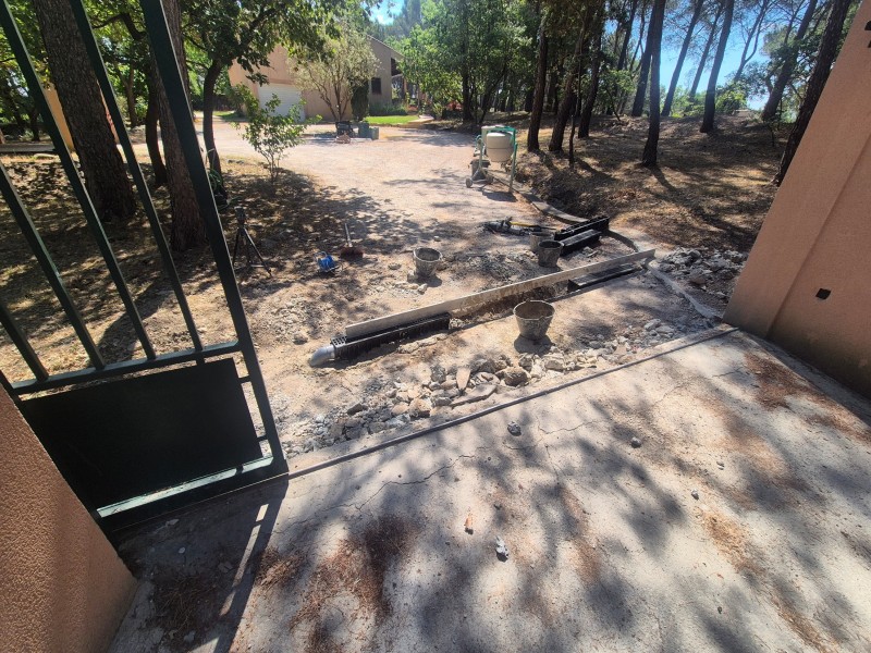 Rénovation complète d’une entrée de portail – Rousset (13) – caniveau carrossable, dalle béton armé