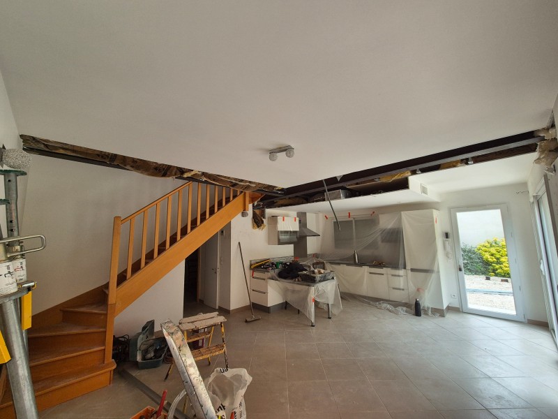 Renforcement de plancher affaissé – Rousset (13) – poutres IPN acier, reprise placoplâtre