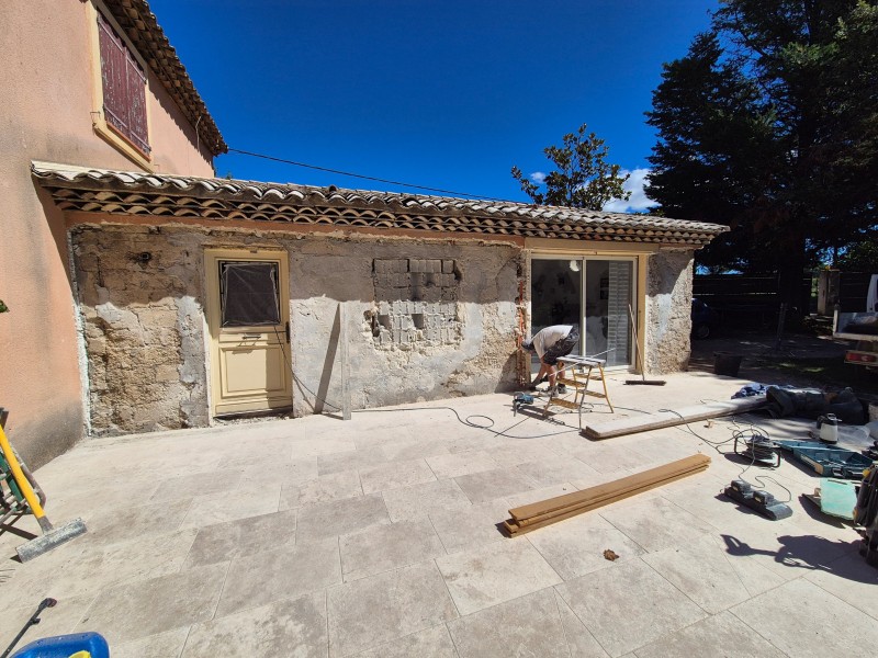 Rénovation de façades à Rousset, Bouches-du-Rhône, reprise d’enduits et isolation intérieure