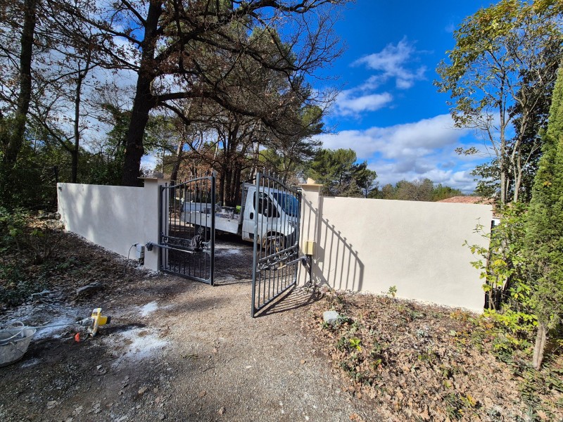 Rénovation entrée de portail, Fuveau (13), nettoyage très pression, reprise fissures, enduit frotassé