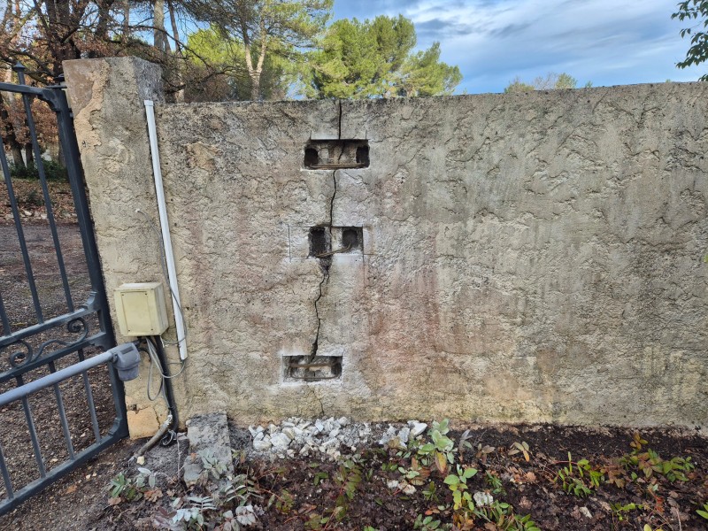 Rénovation entrée de portail, Fuveau (13), nettoyage très pression, reprise fissures, enduit frotassé