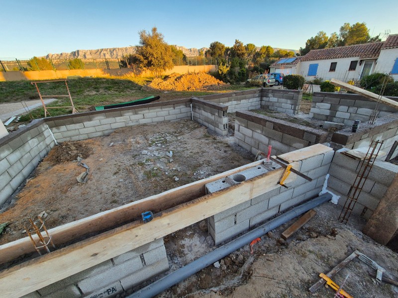 Montage d’un vide sanitaire pour extension – Rousset (13) – agglos, mortier, arase, hydrofuge