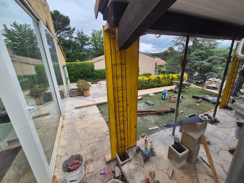 Remplacement de poteaux de toiture de terrasse – Rousset, Bouches-du-Rhône – poteaux béton armé, coffrage, ferraillage