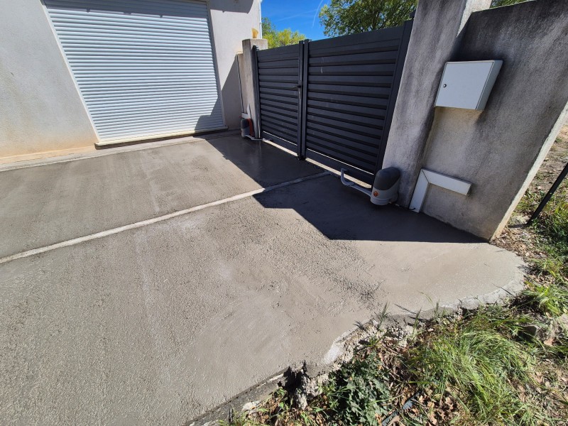 Mise en place de chapes avec formes de pentes pour terrasses extérieures – Trets (13)