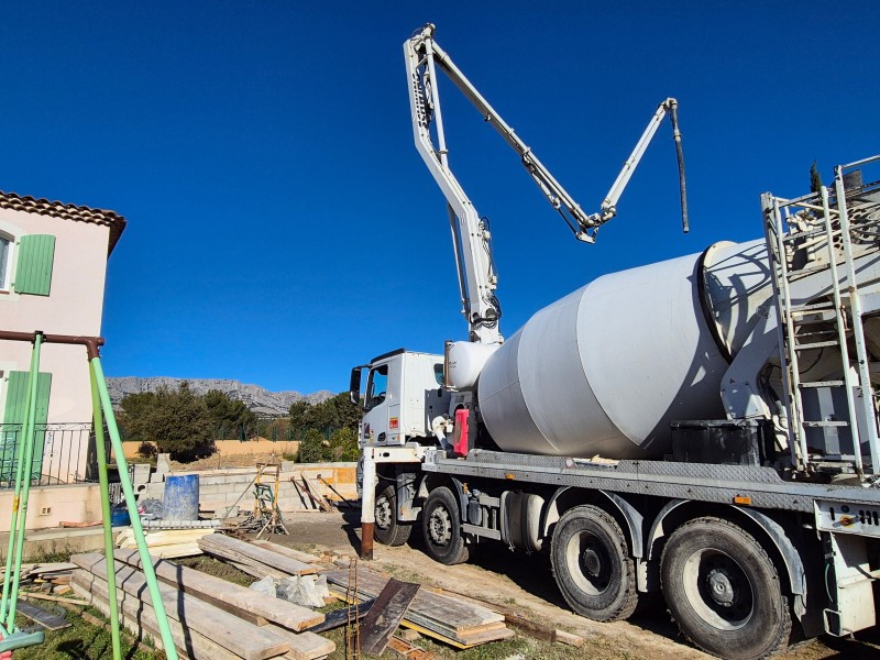 Plancher précontraint pour extension à Rousset - poutrelles, hourdis polystyrène et coulage toupie pompe