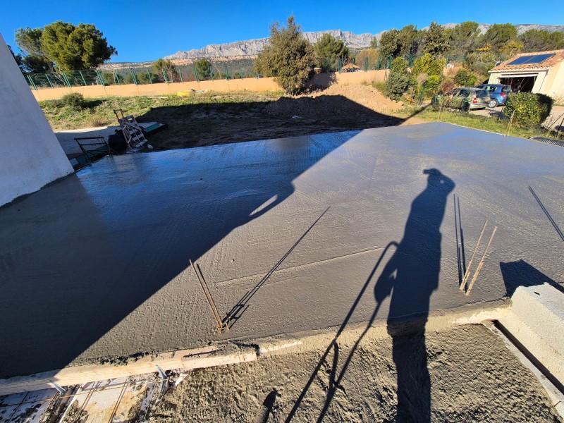 Plancher précontraint pour extension à Rousset - poutrelles, hourdis polystyrène et coulage toupie pompe