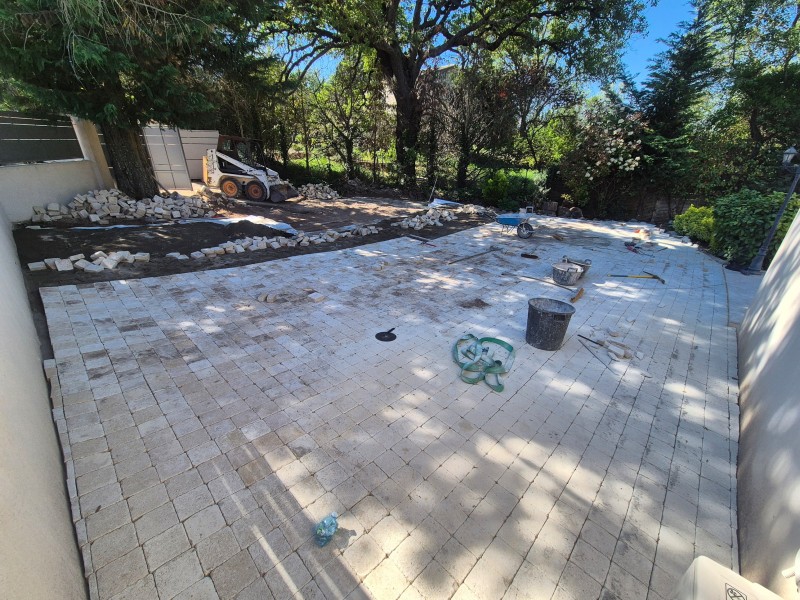 Rénovation d'une allée de maison à Rousset - terrassement mécanique et pose de pavés sur sable