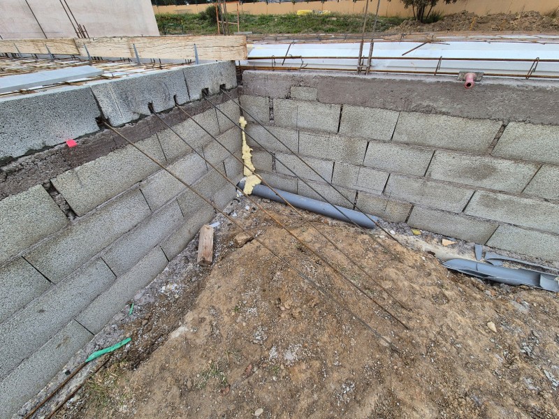 Plancher précontraint pour extension à Rousset - poutrelles, hourdis polystyrène et coulage toupie pompe
