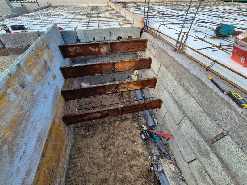 Plancher précontraint pour extension à Rousset - poutrelles, hourdis polystyrène et coulage toupie pompe