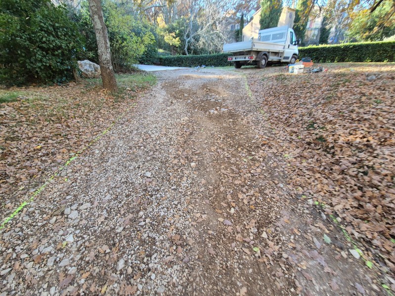 Réfection d'un chemin d'accès à une maison individuelle sur la commune du Tholonet (13) coulage d'une dalle béton armé