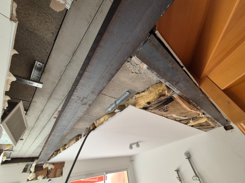 Renforcement de plancher affaissé – Rousset (13) – poutres IPN acier, reprise placoplâtre