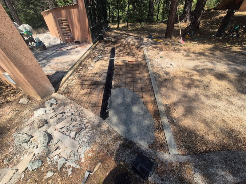 Rénovation complète d’une entrée de portail – Rousset (13) – caniveau carrossable, dalle béton armé