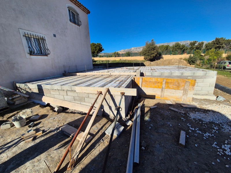 Plancher précontraint pour extension à Rousset - poutrelles, hourdis polystyrène et coulage toupie pompe
