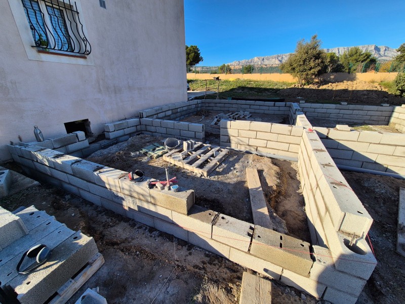Montage d’un vide sanitaire pour extension – Rousset (13) – agglos, mortier, arase, hydrofuge