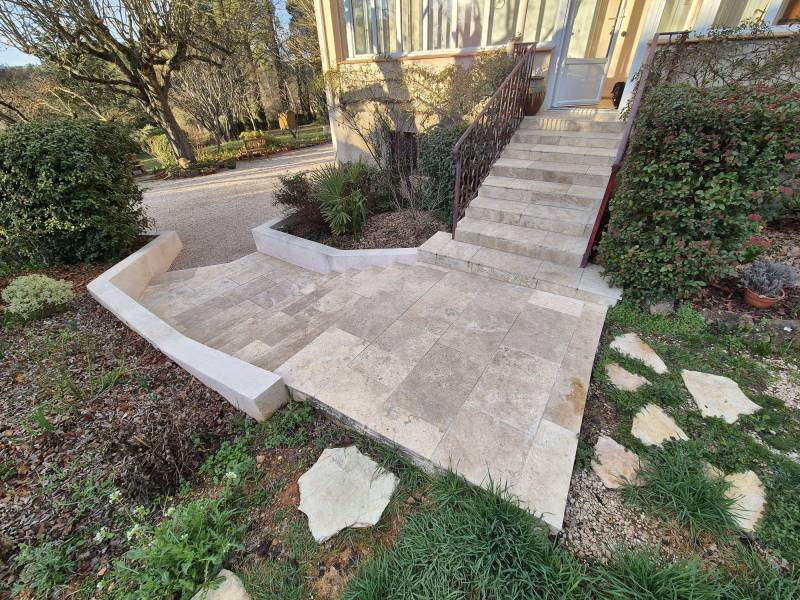 Construction d'un escalier extérieur en béton armé et carreaux de travertin à Le Tholonet, Bouches-du-Rhône