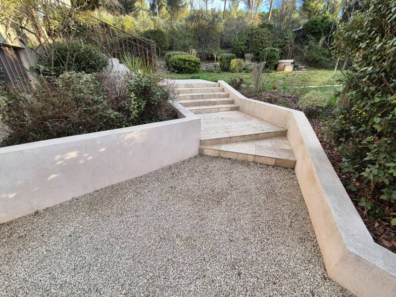 Escalier béton armé et travertin au Tholonet - palier, muret et protection pierre