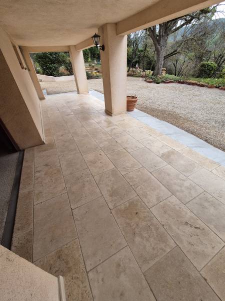 Rénovation d’entrée de garage en travertin, Le Tholonet, Bouches-du-Rhône, carrelage travertin, joints beige