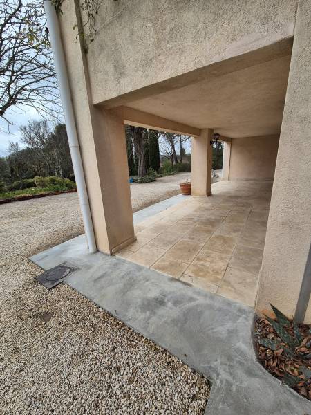 Rénovation d’entrée de garage en travertin, Le Tholonet, Bouches-du-Rhône, carrelage travertin, joints beige