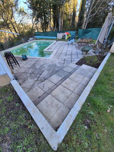 Rénovation de contour de piscine, Meyreuil (13), margelles travertin, chape, carrelage travertin 40×60
