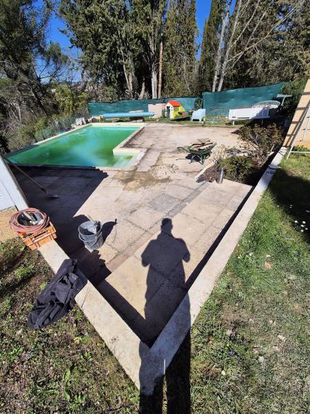 Rénovation de contour de piscine, Meyreuil (13), margelles travertin, chape, carrelage travertin 40×60