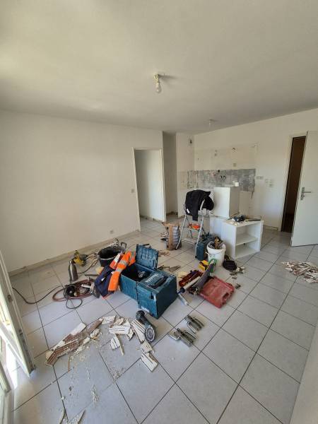 Rénovation complète d'un appartement à Rousset avec pose de parquet et réaménagement salle de bain