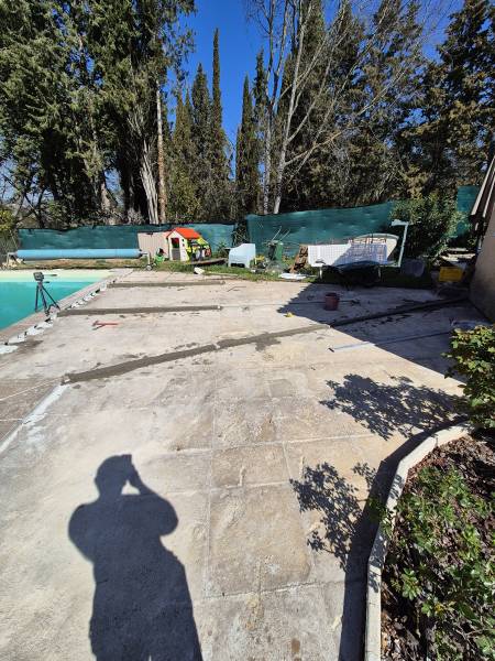 Rénovation de contour de piscine, Meyreuil (13), margelles travertin, chape, carrelage travertin 40×60