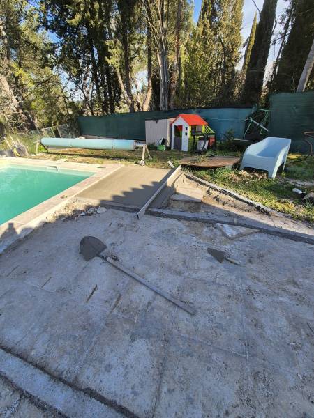 Rénovation de contour de piscine, Meyreuil (13), margelles travertin, chape, carrelage travertin 40×60