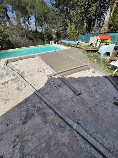 Rénovation de contour de piscine, Meyreuil (13), margelles travertin, chape, carrelage travertin 40×60