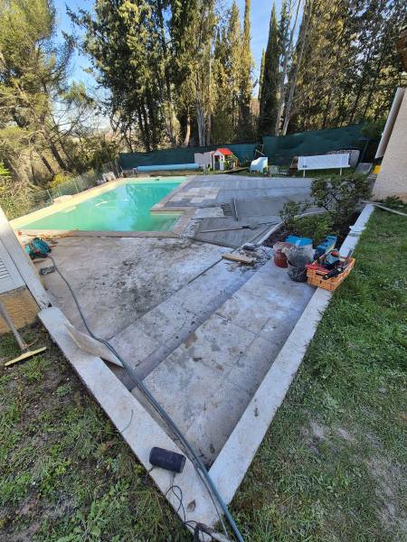 Rénovation de contour de piscine, Meyreuil (13), margelles travertin, chape, carrelage travertin 40×60