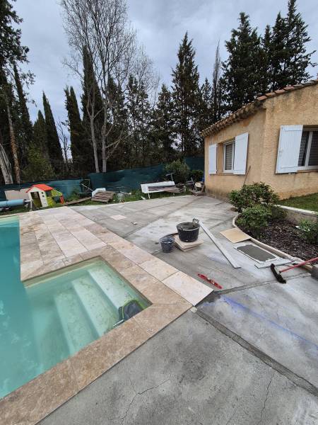 Rénovation de contour de piscine, Meyreuil (13), margelles travertin, chape, carrelage travertin 40×60