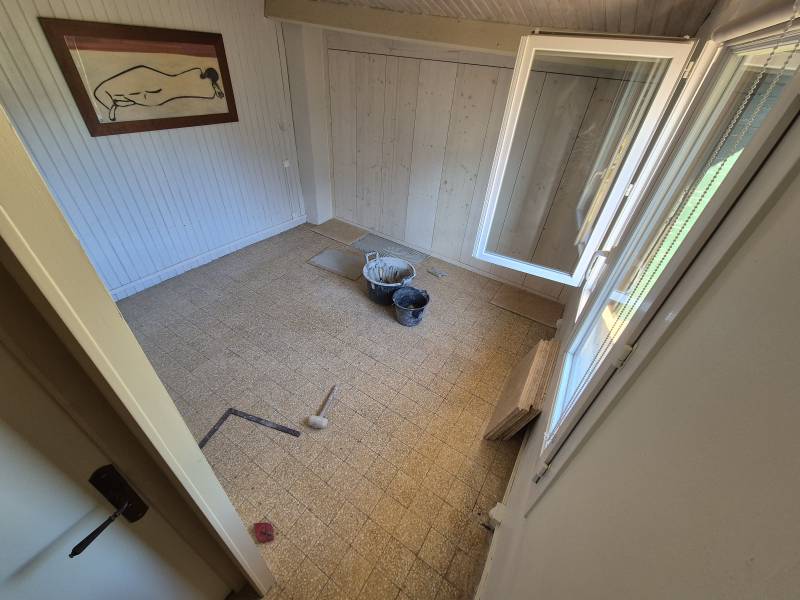 Transformation d'une chambre par la pose de carreaux de travertin au Tholonet, Bouches-du-Rhône