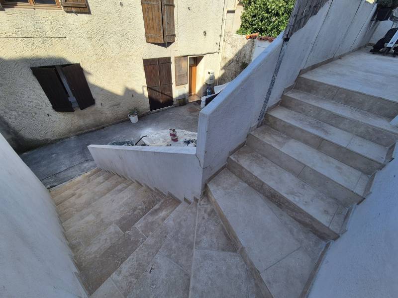 Rénovation de terrasse extérieure, Rousset, Bouches-du-RRhône, étanchéité, travertin 40×60, hydrofuge, oléofuge