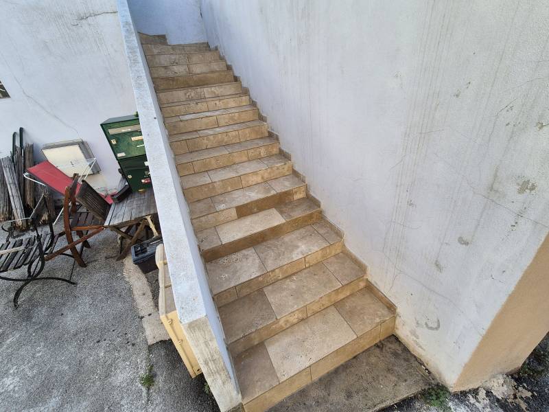 Rénovation de terrasse extérieure, Rousset, Bouches-du-RRhône, étanchéité, travertin 40×60, hydrofuge, oléofuge