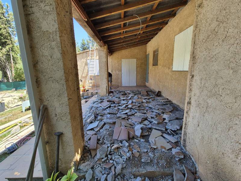 Rénovation de véranda – Meyreuil (13) – démolition carrelage, chape, piliers béton, étaiement toiture