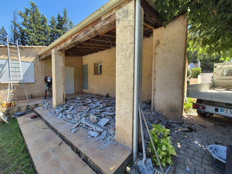 Rénovation de véranda – Meyreuil (13) – démolition carrelage, chape, piliers béton, étaiement toiture