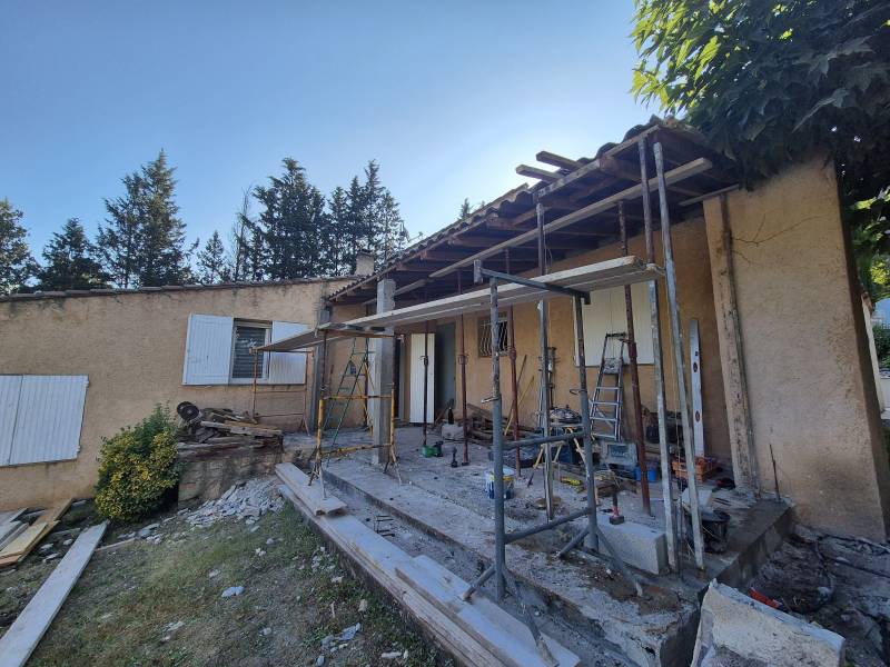 Renforcement de véranda à Meyreuil - mur en agglos et piliers béton armé