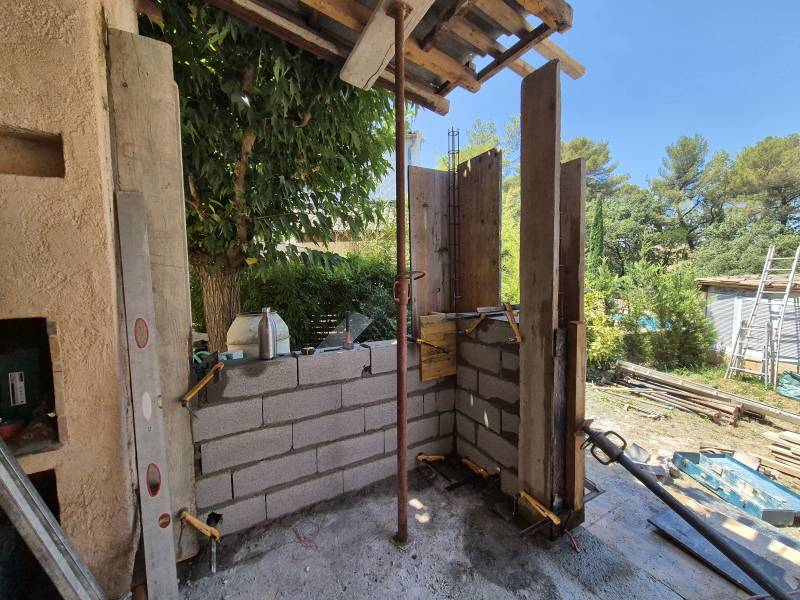 Renforcement de véranda à Meyreuil - mur en agglos et piliers béton armé