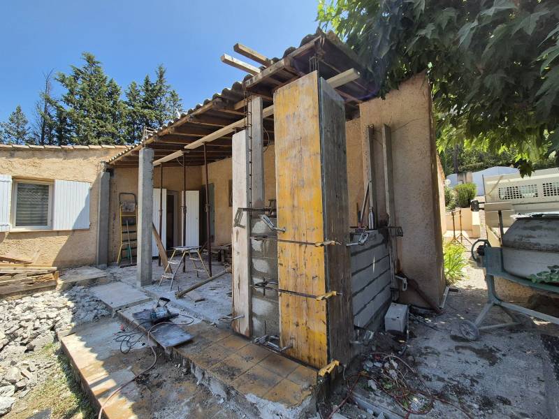 Renforcement de véranda à Meyreuil - mur en agglos et piliers béton armé