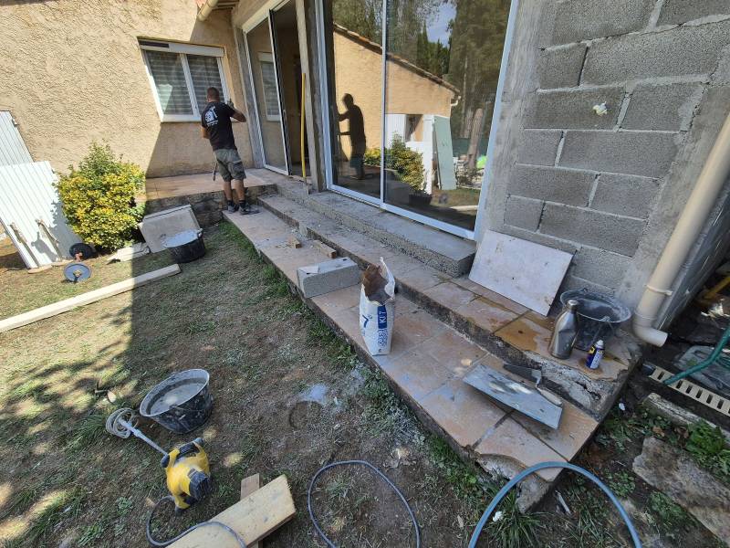 Pose de carrelage dans une véranda à Meyreuil, dans les Bouches-du-Rhône