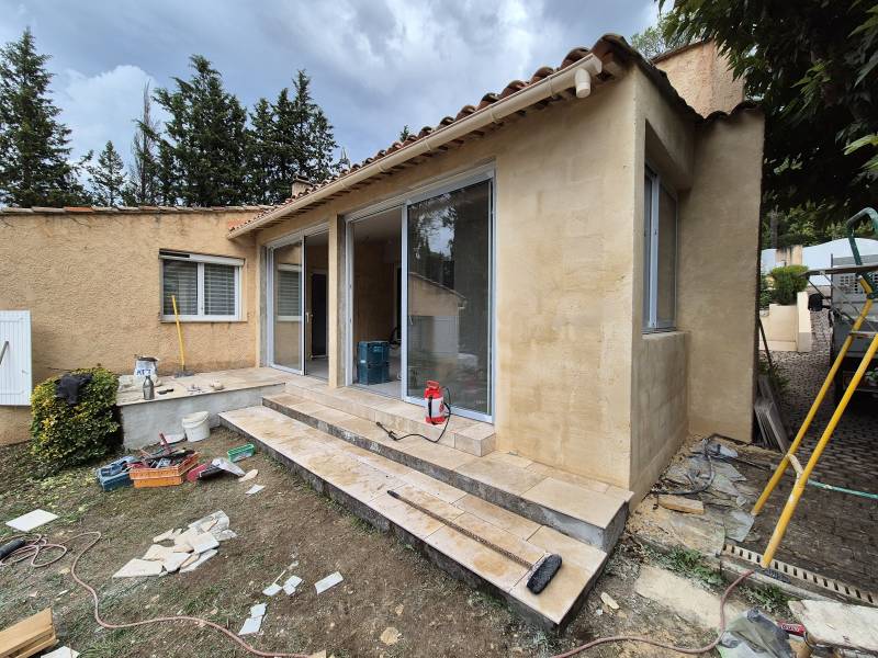 Projection d’enduit fibré et traitement travertin extérieur, Meyreuil, Bouches-du-Rhône