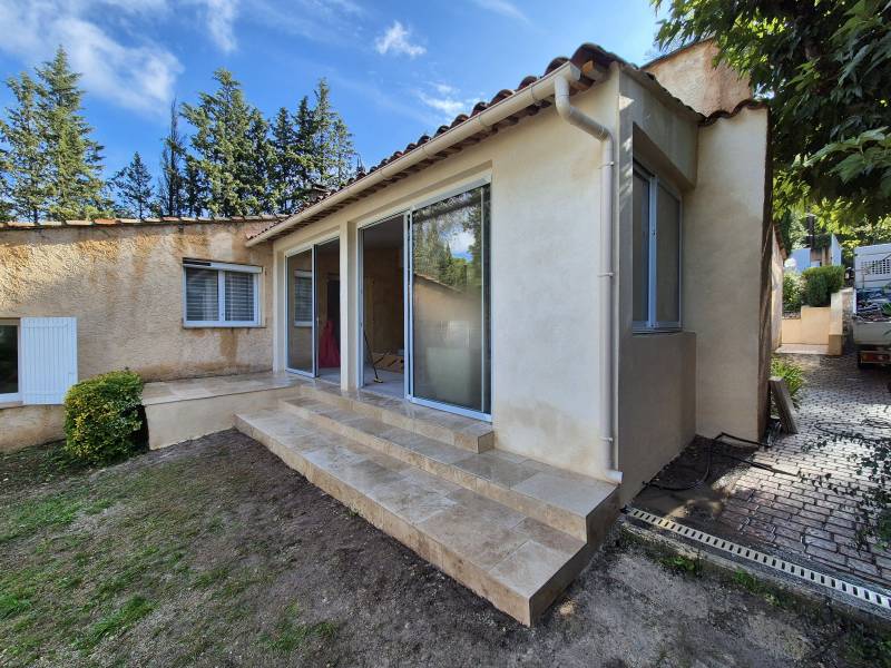 Projection d’enduit fibré et traitement travertin extérieur, Meyreuil, Bouches-du-Rhône