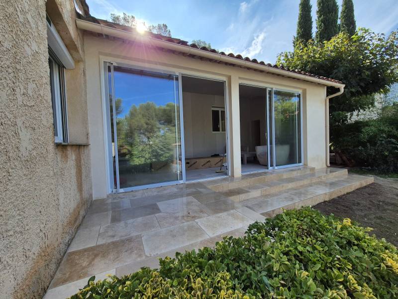 Projection d’enduit fibré et traitement travertin extérieur, Meyreuil, Bouches-du-Rhône