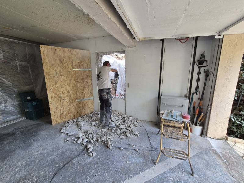 Ouverture dans un mur maître en agglos à bancher à Châteauneuf-le-Rouge, dans les Bouches-du-Rhône, pour la création d'une cage d'ascenseur extérieure