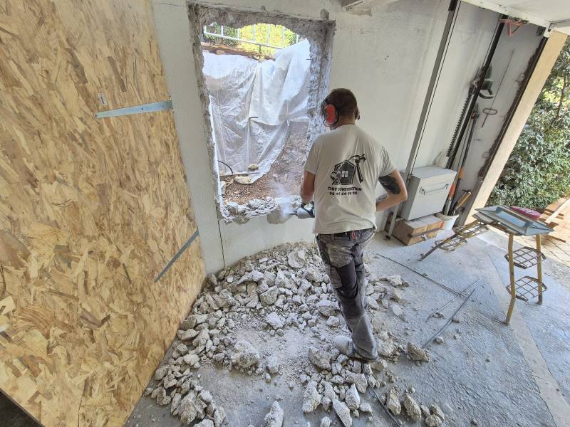 Ouverture dans un mur maître en agglos à bancher à Châteauneuf-le-Rouge, dans les Bouches-du-Rhône, pour la création d'une cage d'ascenseur extérieure