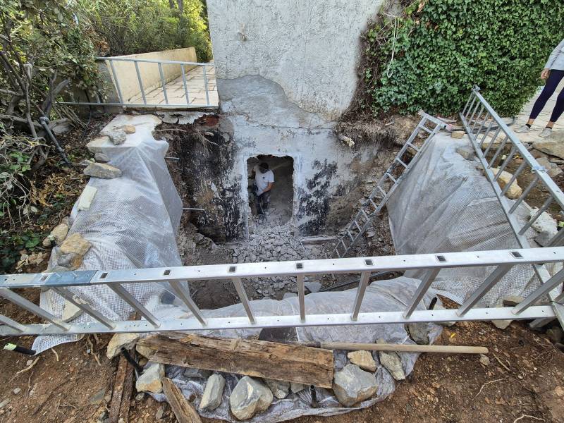 Ouverture dans un mur maître en agglos à bancher à Châteauneuf-le-Rouge, dans les Bouches-du-Rhône, pour la création d'une cage d'ascenseur extérieure