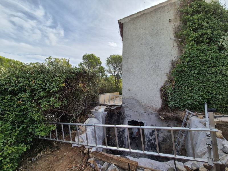 Ouverture dans un mur maître en agglos à bancher à Châteauneuf-le-Rouge, dans les Bouches-du-Rhône, pour la création d'une cage d'ascenseur extérieure